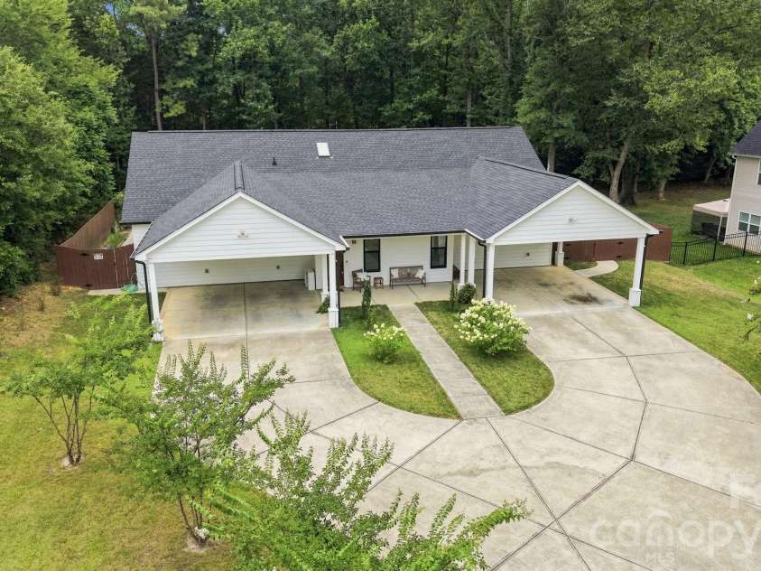 4515 Lindsay Lane, Matthews, NC 28105.  MLS# CAR4372208, YatesRealty ID 40140. 