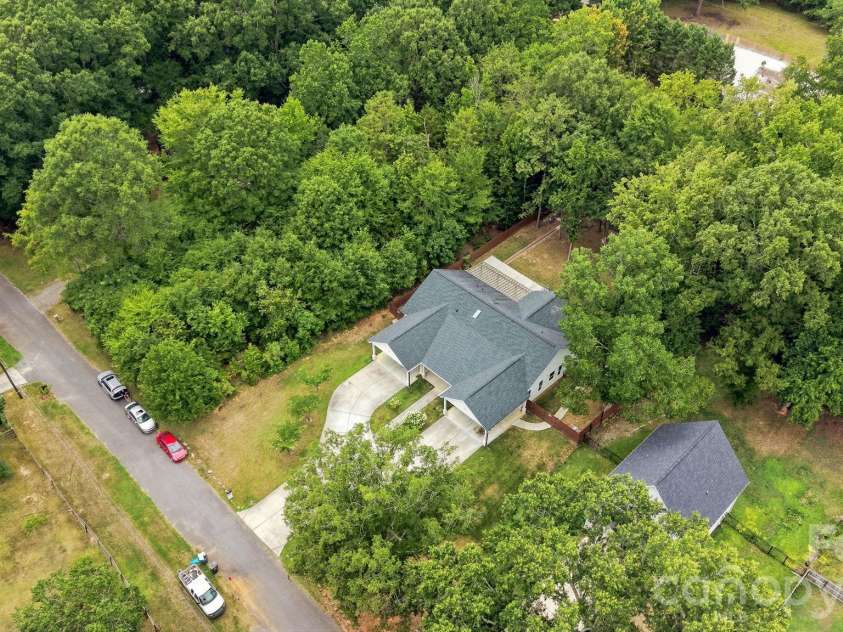 4515 Lindsay Lane, Matthews, NC 28105.  MLS# CAR4372208, YatesRealty ID 40140. 