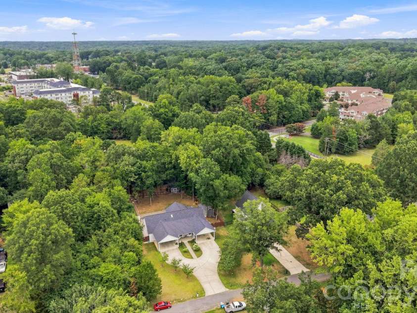 4515 Lindsay Lane, Matthews, NC 28105.  MLS# CAR4372208, YatesRealty ID 40140. 