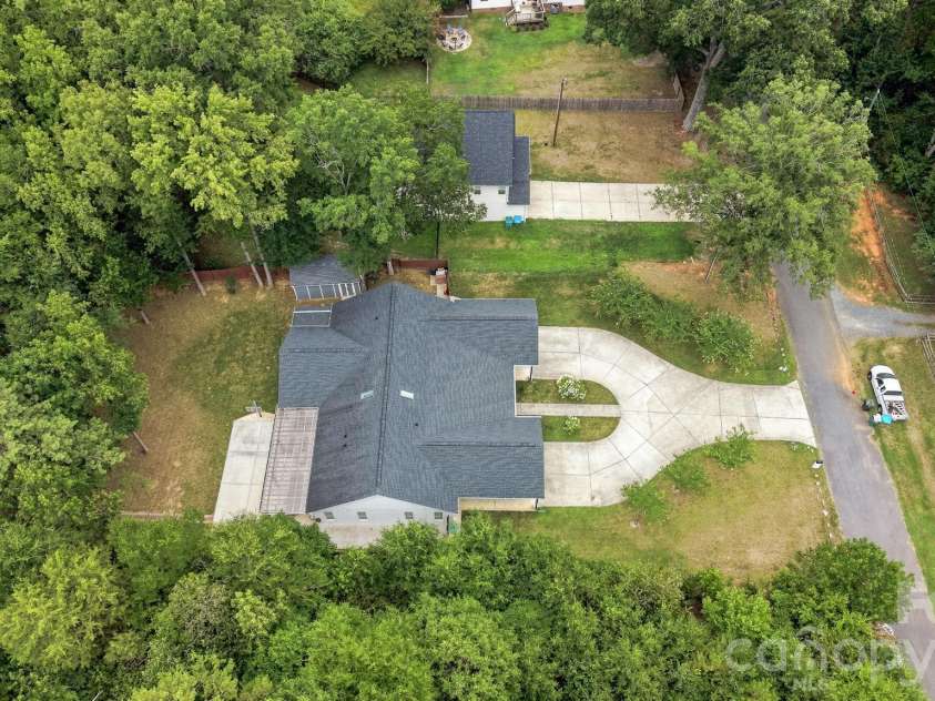 4515 Lindsay Lane, Matthews, NC 28105.  MLS# CAR4372208, YatesRealty ID 40140. 