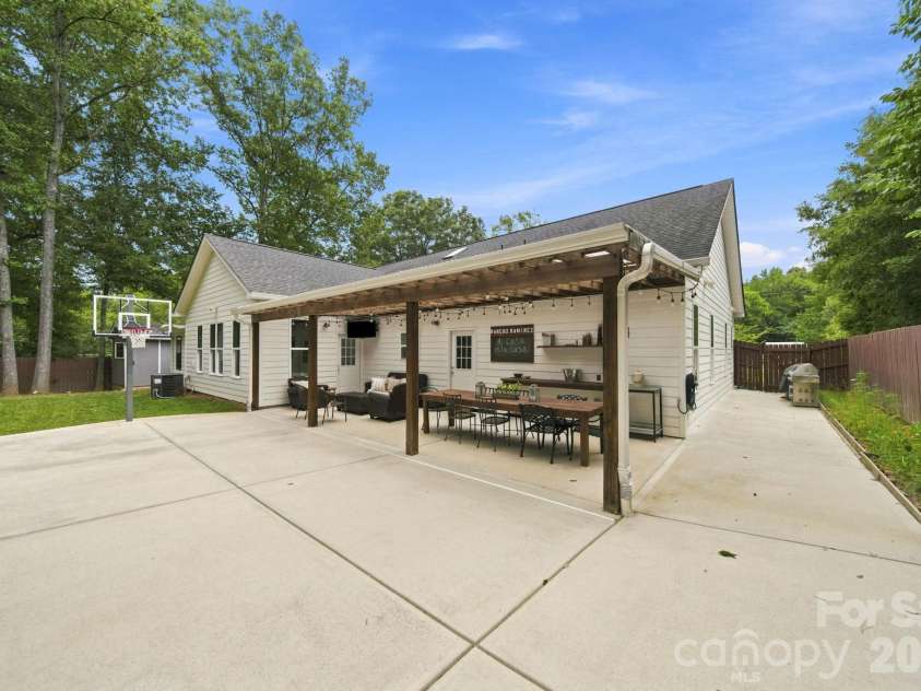 4515 Lindsay Lane, Matthews, NC 28105.  MLS# CAR4372208, YatesRealty ID 40140. 