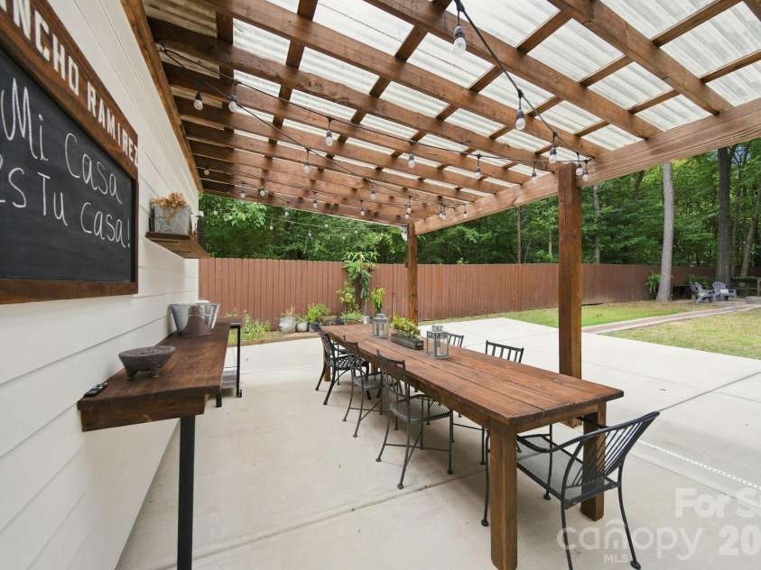 4515 Lindsay Lane, Matthews, NC 28105.  MLS# CAR4372208, YatesRealty ID 40140. 
