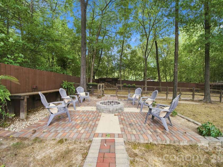 4515 Lindsay Lane, Matthews, NC 28105.  MLS# CAR4372208, YatesRealty ID 40140. 