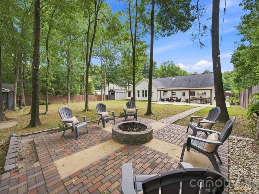 4515 Lindsay Lane, Matthews, NC 28105.  MLS# CAR4372208, YatesRealty ID 40140. 