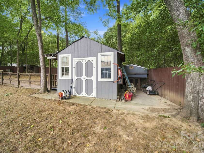 4515 Lindsay Lane, Matthews, NC 28105.  MLS# CAR4372208, YatesRealty ID 40140. 