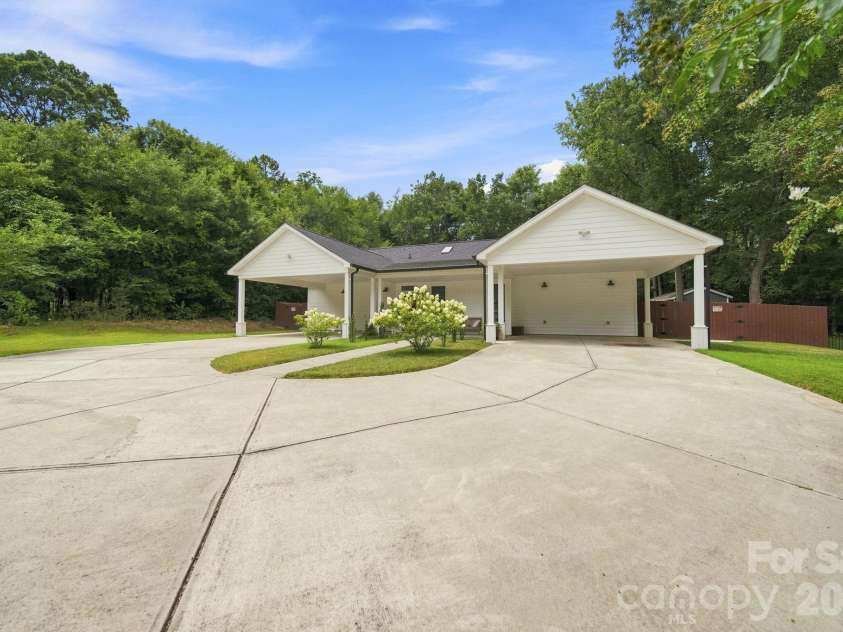 4515 Lindsay Lane, Matthews, NC 28105.  MLS# CAR4372208, YatesRealty ID 40140. 