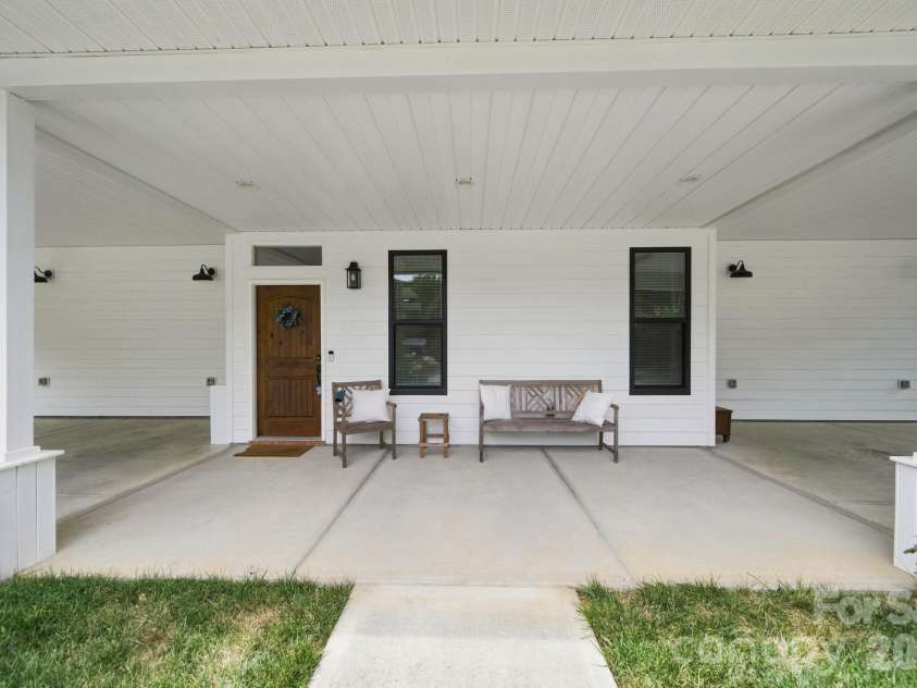 4515 Lindsay Lane, Matthews, NC 28105.  MLS# CAR4372208, YatesRealty ID 40140. 