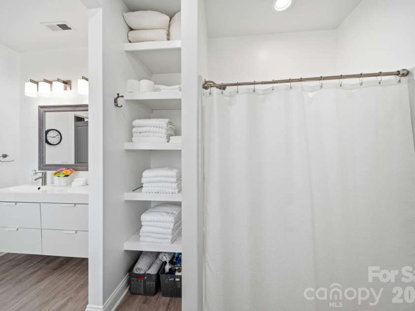 4515 Lindsay Lane, Matthews, NC 28105.  MLS# CAR4372208, YatesRealty ID 40140. 