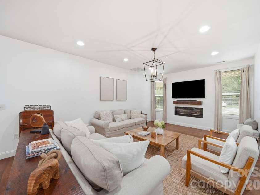 4515 Lindsay Lane, Matthews, NC 28105.  MLS# CAR4372208, YatesRealty ID 40140. 