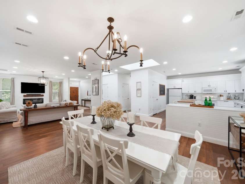 4515 Lindsay Lane, Matthews, NC 28105.  MLS# CAR4372208, YatesRealty ID 40140. 