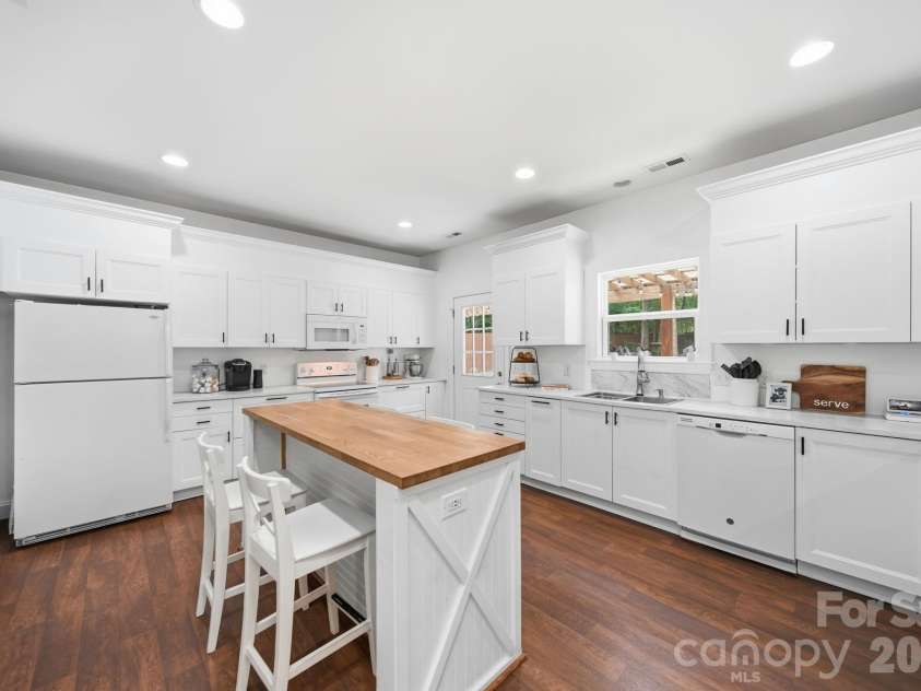 4515 Lindsay Lane, Matthews, NC 28105.  MLS# CAR4372208, YatesRealty ID 40140. 