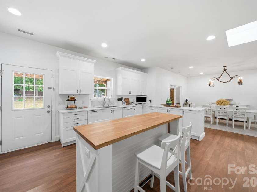4515 Lindsay Lane, Matthews, NC 28105.  MLS# CAR4372208, YatesRealty ID 40140. 