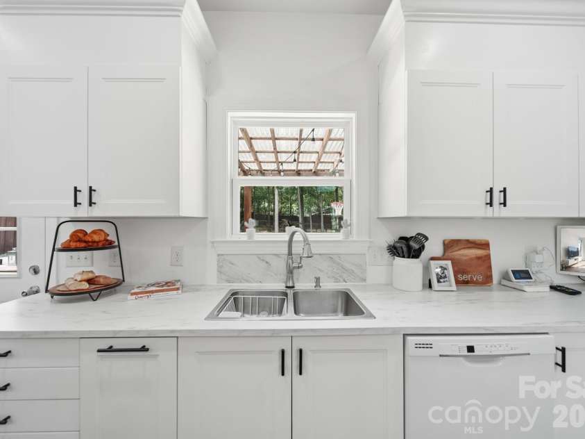 4515 Lindsay Lane, Matthews, NC 28105.  MLS# CAR4372208, YatesRealty ID 40140. 