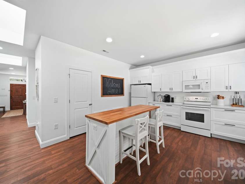4515 Lindsay Lane, Matthews, NC 28105.  MLS# CAR4372208, YatesRealty ID 40140. 