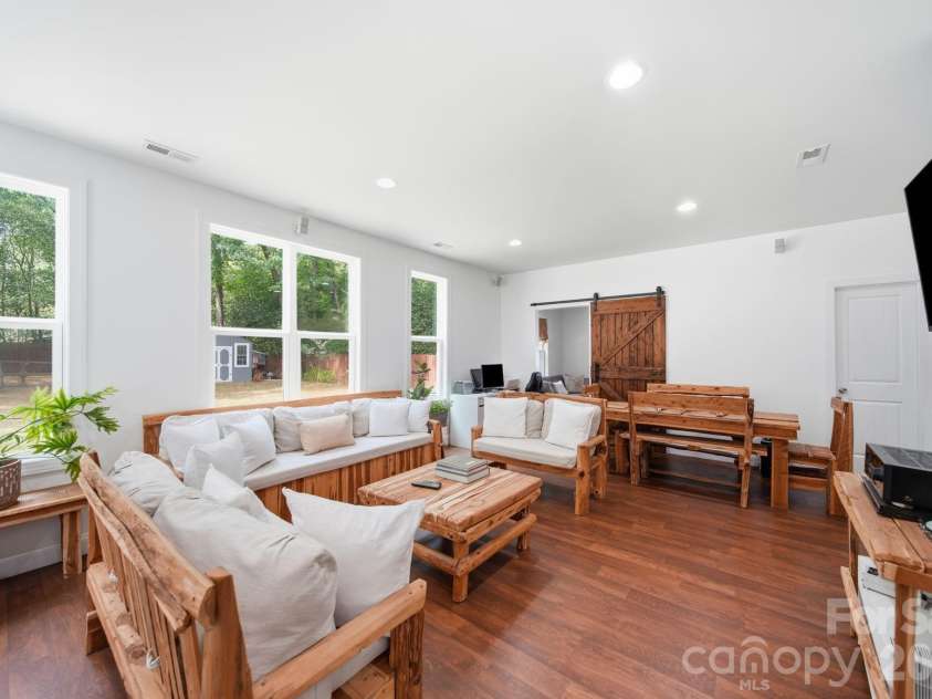 4515 Lindsay Lane, Matthews, NC 28105.  MLS# CAR4372208, YatesRealty ID 40140. 