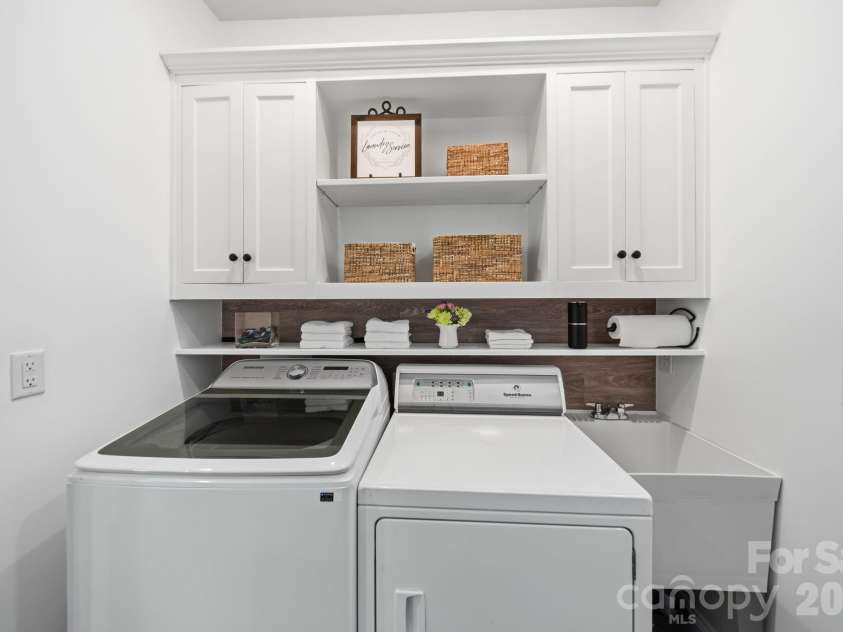 4515 Lindsay Lane, Matthews, NC 28105.  MLS# CAR4372208, YatesRealty ID 40140. 