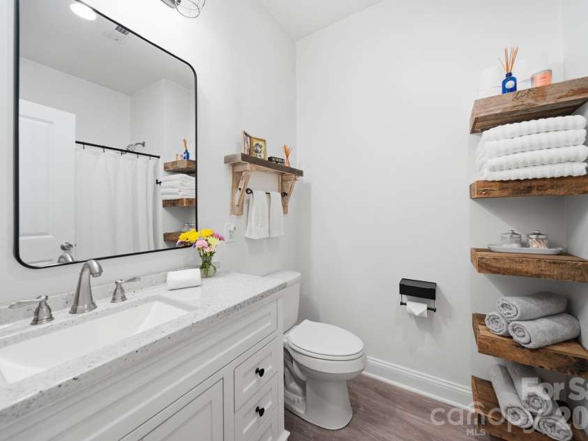4515 Lindsay Lane, Matthews, NC 28105.  MLS# CAR4372208, YatesRealty ID 40140. 