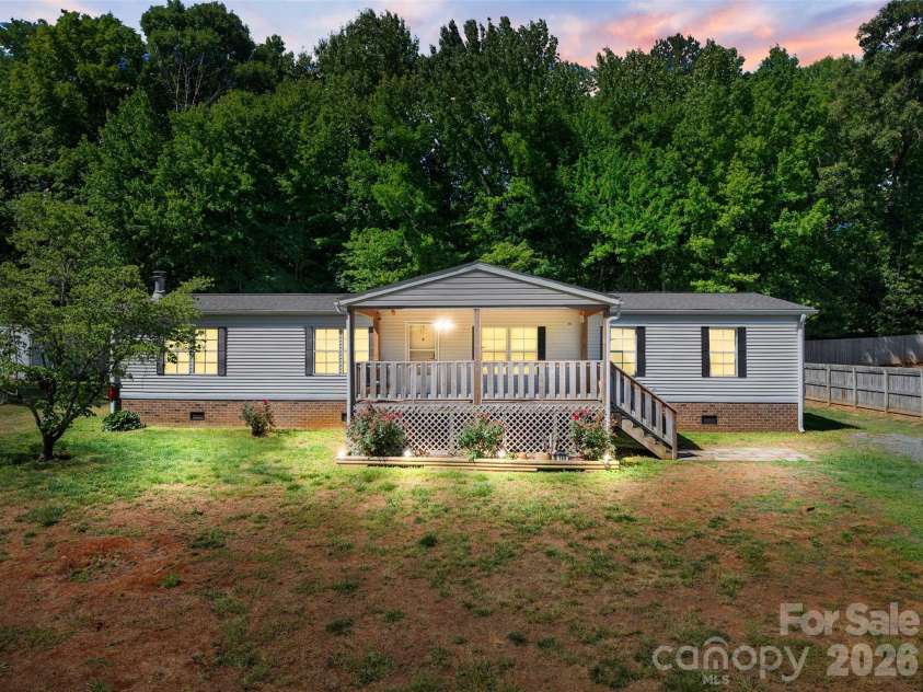 199 Sable Lane, Thomasville, NC 27360.  MLS# CAR4406494, YatesRealty ID 40144. 