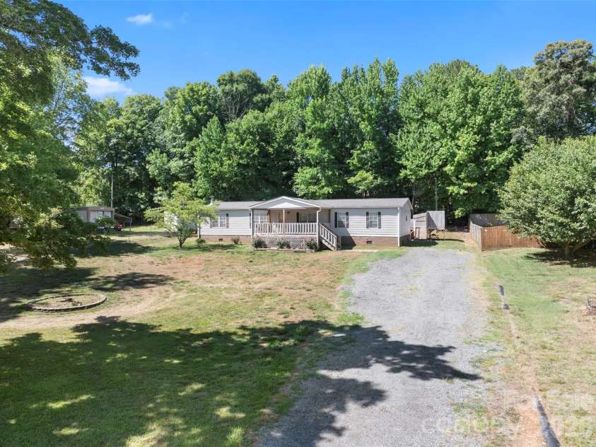 199 Sable Lane, Thomasville, NC 27360.  MLS# CAR4406494, YatesRealty ID 40144. 