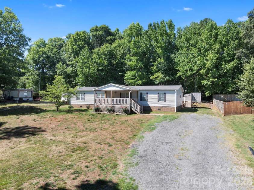 199 Sable Lane, Thomasville, NC 27360.  MLS# CAR4406494, YatesRealty ID 40144. 