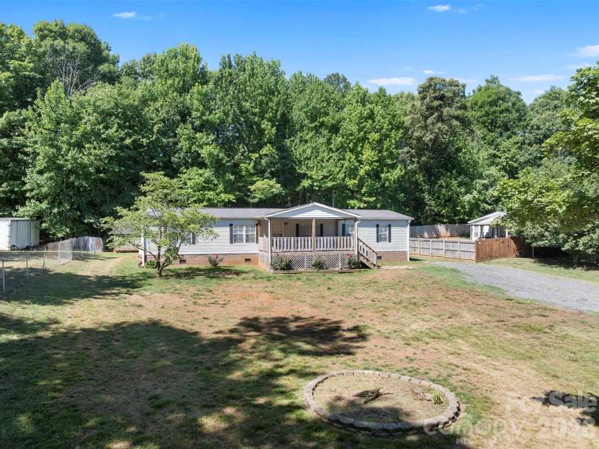 199 Sable Lane, Thomasville, NC 27360.  MLS# CAR4406494, YatesRealty ID 40144. 