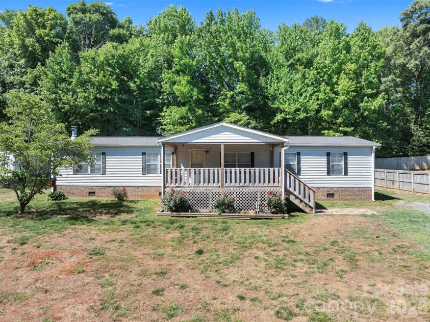 199 Sable Lane, Thomasville, NC 27360.  MLS# CAR4406494, YatesRealty ID 40144. 