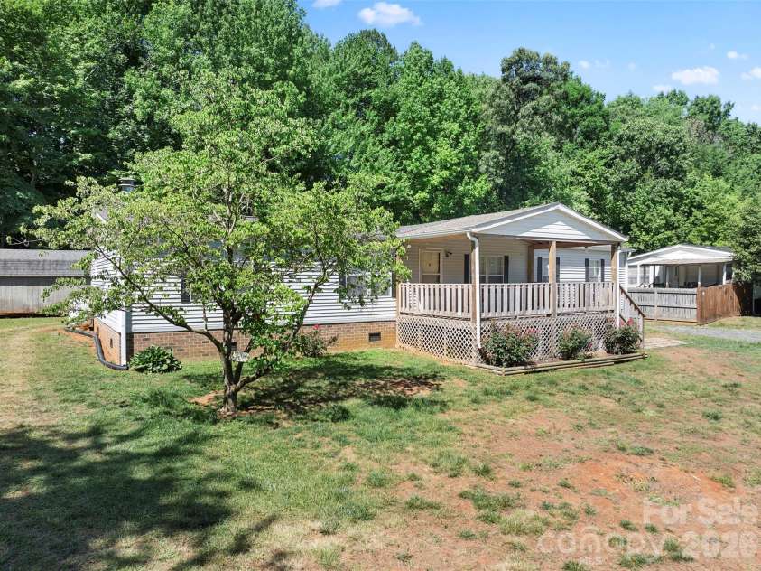 199 Sable Lane, Thomasville, NC 27360.  MLS# CAR4406494, YatesRealty ID 40144. 