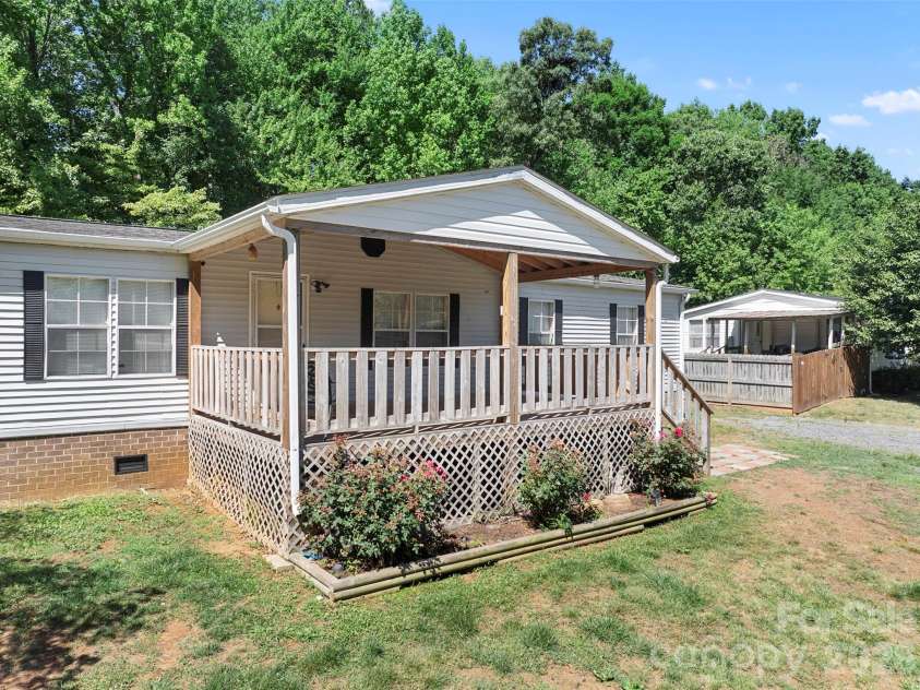 199 Sable Lane, Thomasville, NC 27360.  MLS# CAR4406494, YatesRealty ID 40144. 
