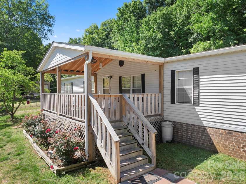 199 Sable Lane, Thomasville, NC 27360.  MLS# CAR4406494, YatesRealty ID 40144. 