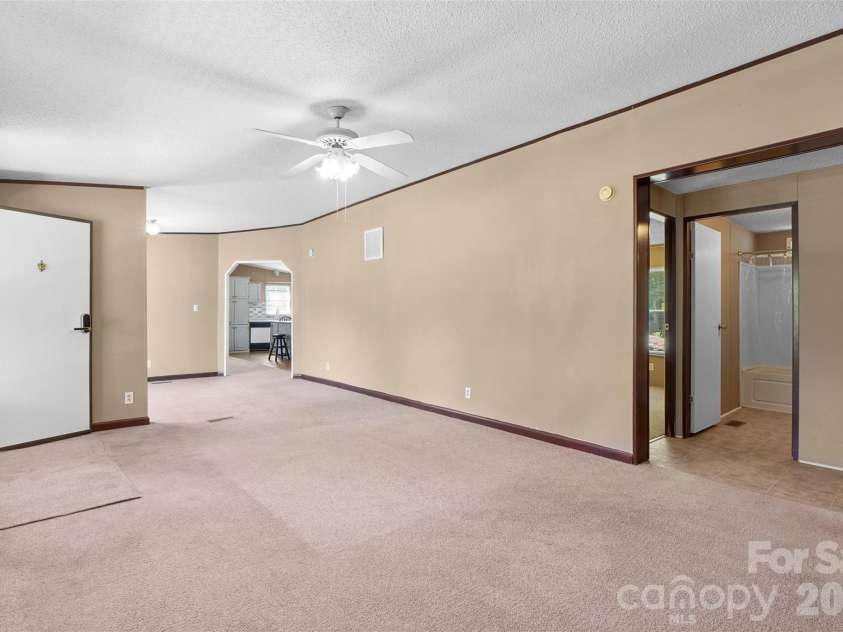 199 Sable Lane, Thomasville, NC 27360.  MLS# CAR4406494, YatesRealty ID 40144. 