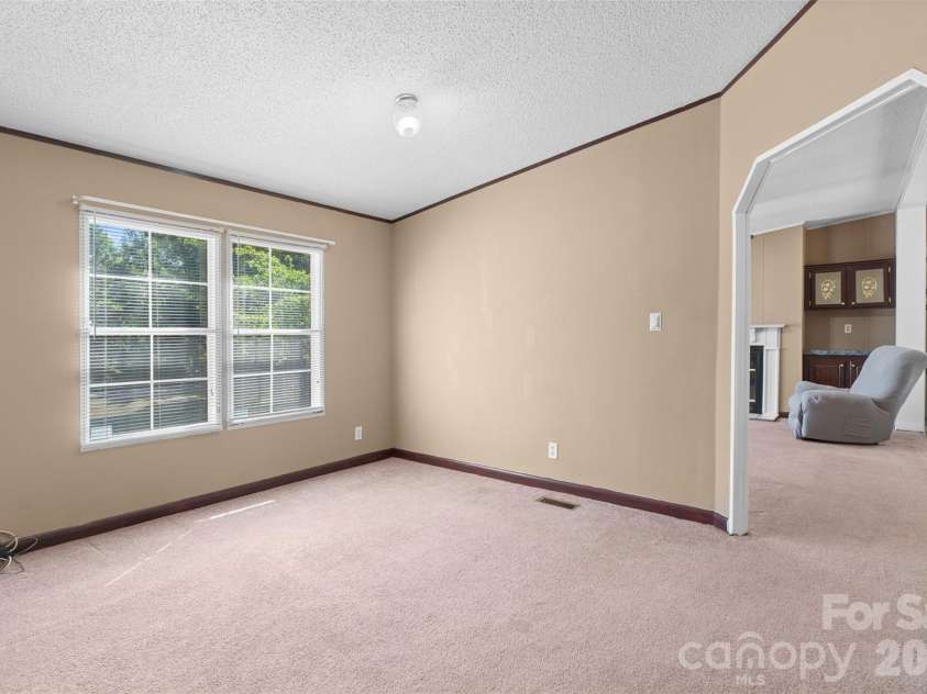 199 Sable Lane, Thomasville, NC 27360.  MLS# CAR4406494, YatesRealty ID 40144. 