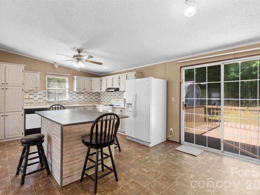 199 Sable Lane, Thomasville, NC 27360.  MLS# CAR4406494, YatesRealty ID 40144. 