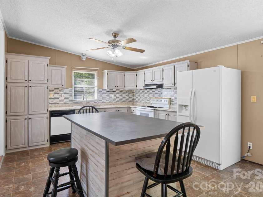 199 Sable Lane, Thomasville, NC 27360.  MLS# CAR4406494, YatesRealty ID 40144. 