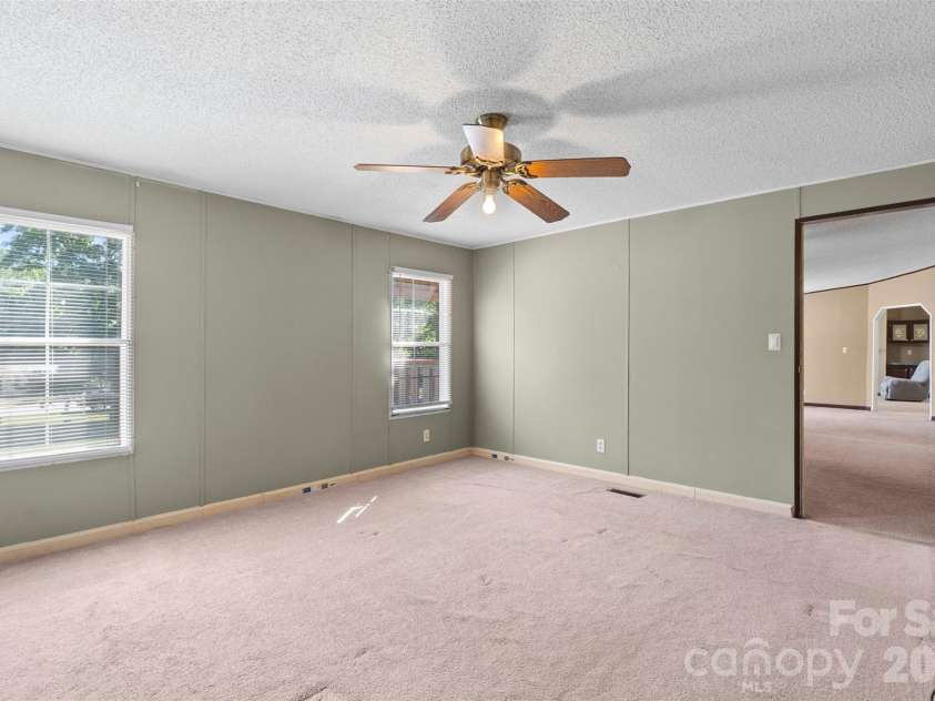 199 Sable Lane, Thomasville, NC 27360.  MLS# CAR4406494, YatesRealty ID 40144. 