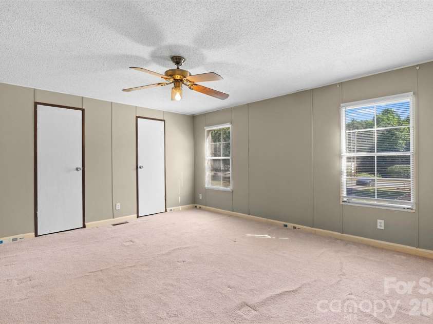 199 Sable Lane, Thomasville, NC 27360.  MLS# CAR4406494, YatesRealty ID 40144. 