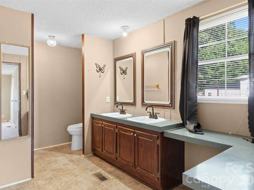 199 Sable Lane, Thomasville, NC 27360.  MLS# CAR4406494, YatesRealty ID 40144. 