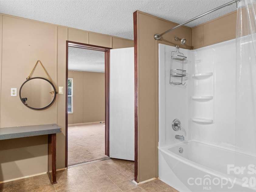 199 Sable Lane, Thomasville, NC 27360.  MLS# CAR4406494, YatesRealty ID 40144. 