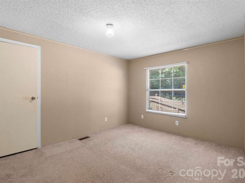 199 Sable Lane, Thomasville, NC 27360.  MLS# CAR4406494, YatesRealty ID 40144. 