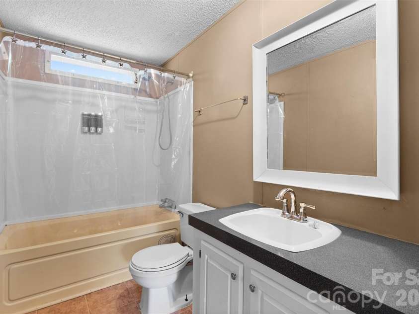 199 Sable Lane, Thomasville, NC 27360.  MLS# CAR4406494, YatesRealty ID 40144. 