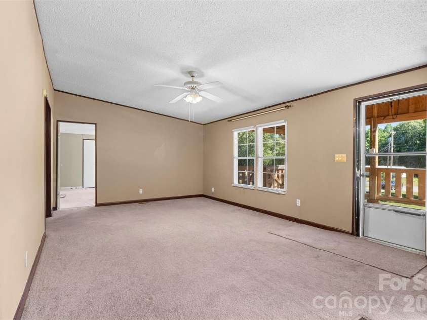 199 Sable Lane, Thomasville, NC 27360.  MLS# CAR4406494, YatesRealty ID 40144. 