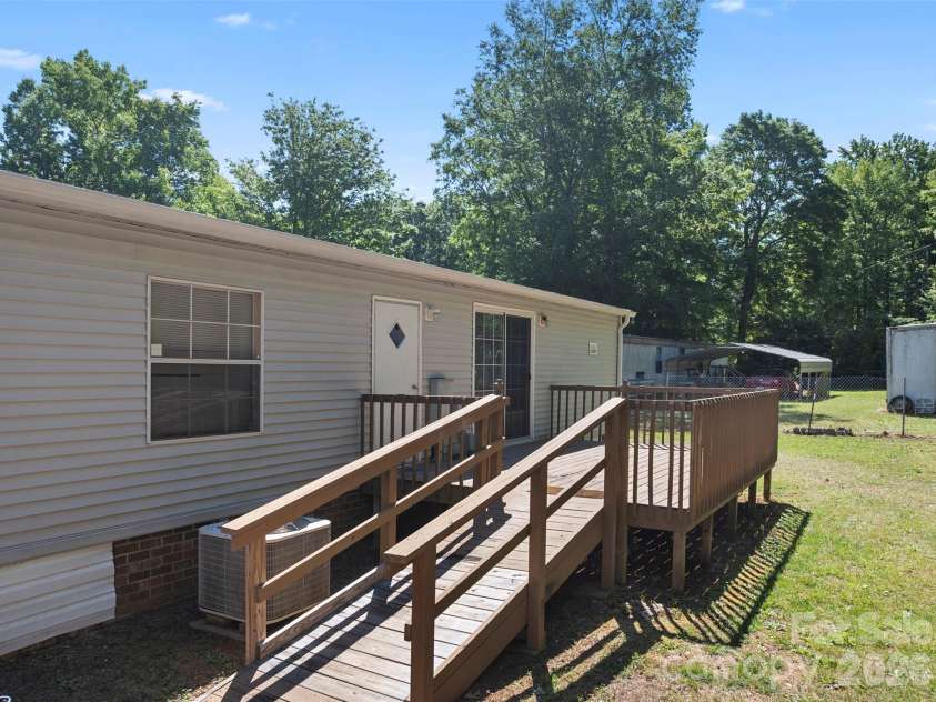 199 Sable Lane, Thomasville, NC 27360.  MLS# CAR4406494, YatesRealty ID 40144. 