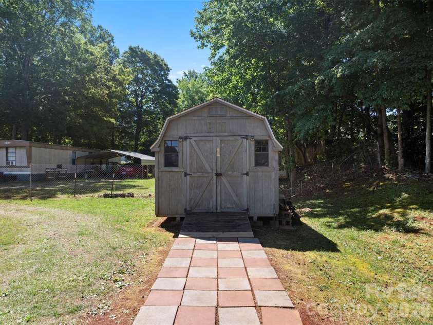199 Sable Lane, Thomasville, NC 27360.  MLS# CAR4406494, YatesRealty ID 40144. 