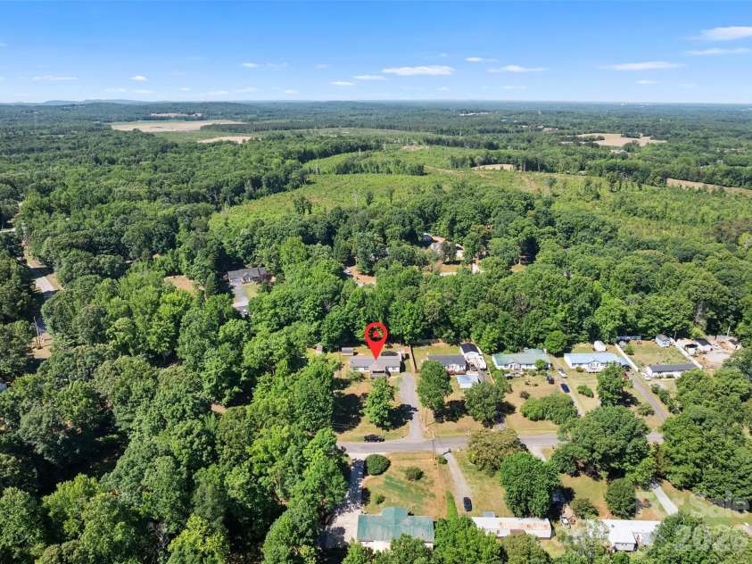 199 Sable Lane, Thomasville, NC 27360.  MLS# CAR4406494, YatesRealty ID 40144. 