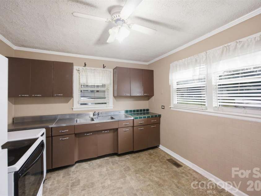 505 Battleground Avenue, Kings Mountain, NC 28086.  MLS# CAR4407116, YatesRealty ID 40149. 