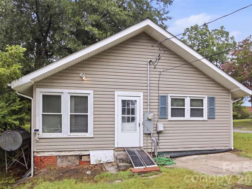 505 Battleground Avenue, Kings Mountain, NC 28086.  MLS# CAR4407116, YatesRealty ID 40149. 
