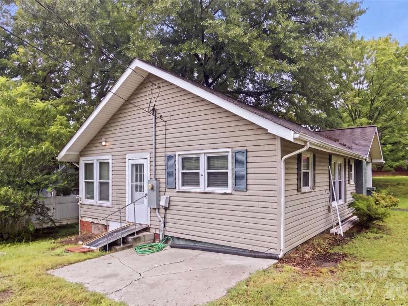 505 Battleground Avenue, Kings Mountain, NC 28086.  MLS# CAR4407116, YatesRealty ID 40149. 