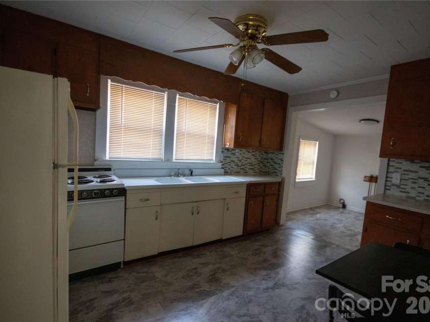 231 Cedar Valley Road, Hudson, NC 28638.  MLS# CAR4335238, YatesRealty ID 4015. Vintage Sink!!