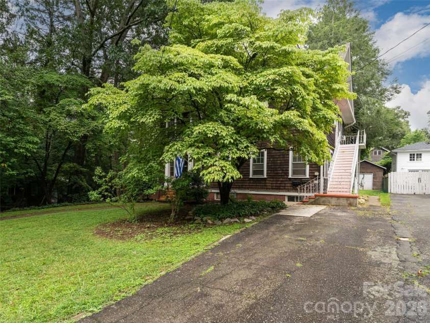 174 Pearson Drive, Asheville, NC 28801.  MLS# CAR4408400, YatesRealty ID 40150. 