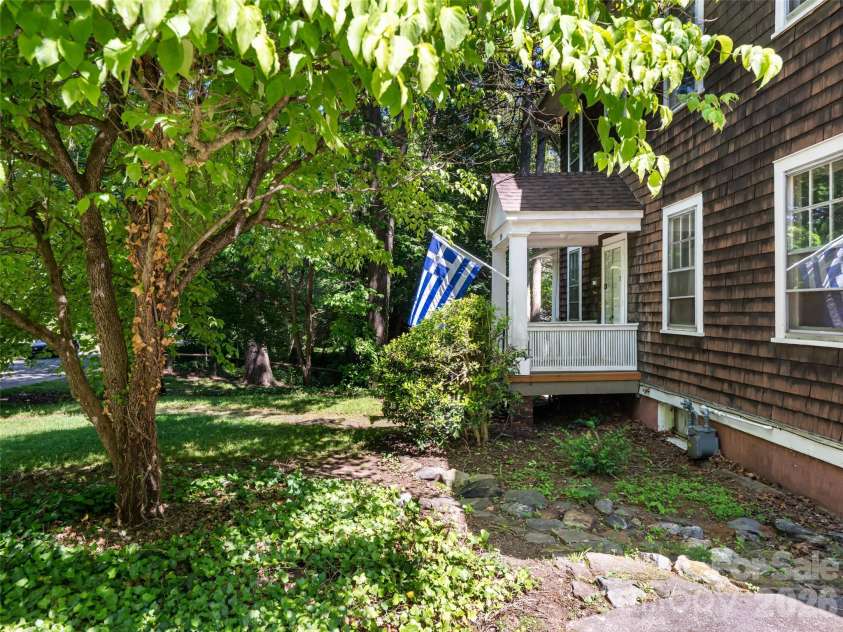 174 Pearson Drive, Asheville, NC 28801.  MLS# CAR4408400, YatesRealty ID 40150. 