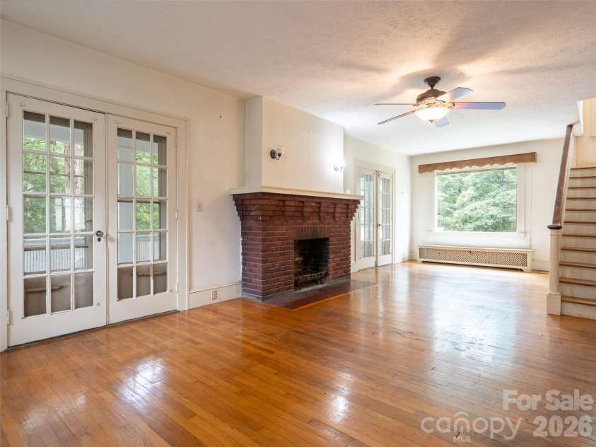 174 Pearson Drive, Asheville, NC 28801.  MLS# CAR4408400, YatesRealty ID 40150. 